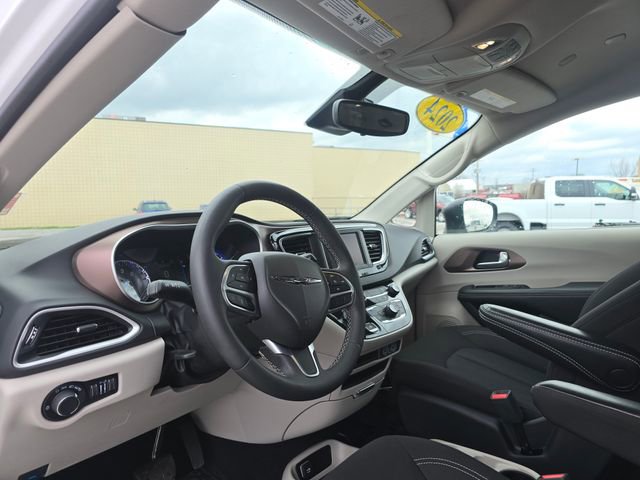 Used 2024 Chrysler Voyager LX image 12