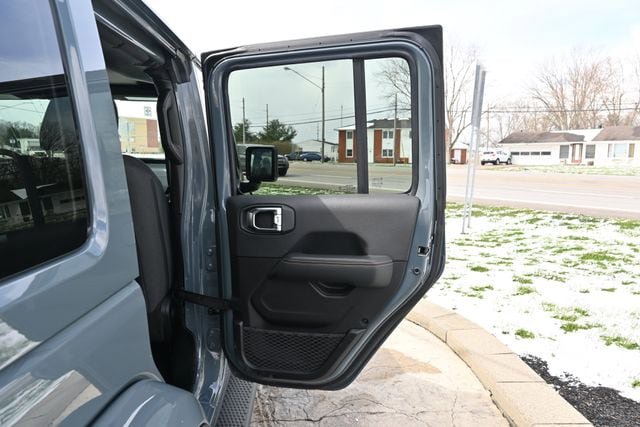 Used 2025 Jeep Wrangler Sahara AWD/4WD image 20