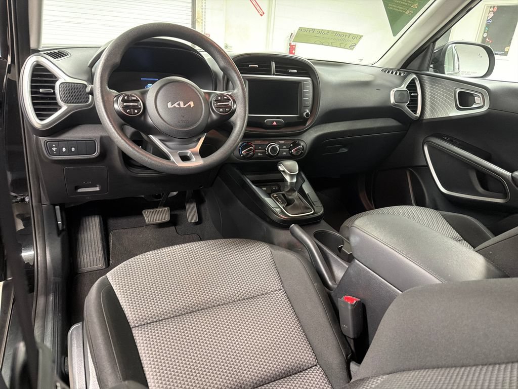 Used 2025 Kia Soul LX w/ LX Technology Package FWD image 26