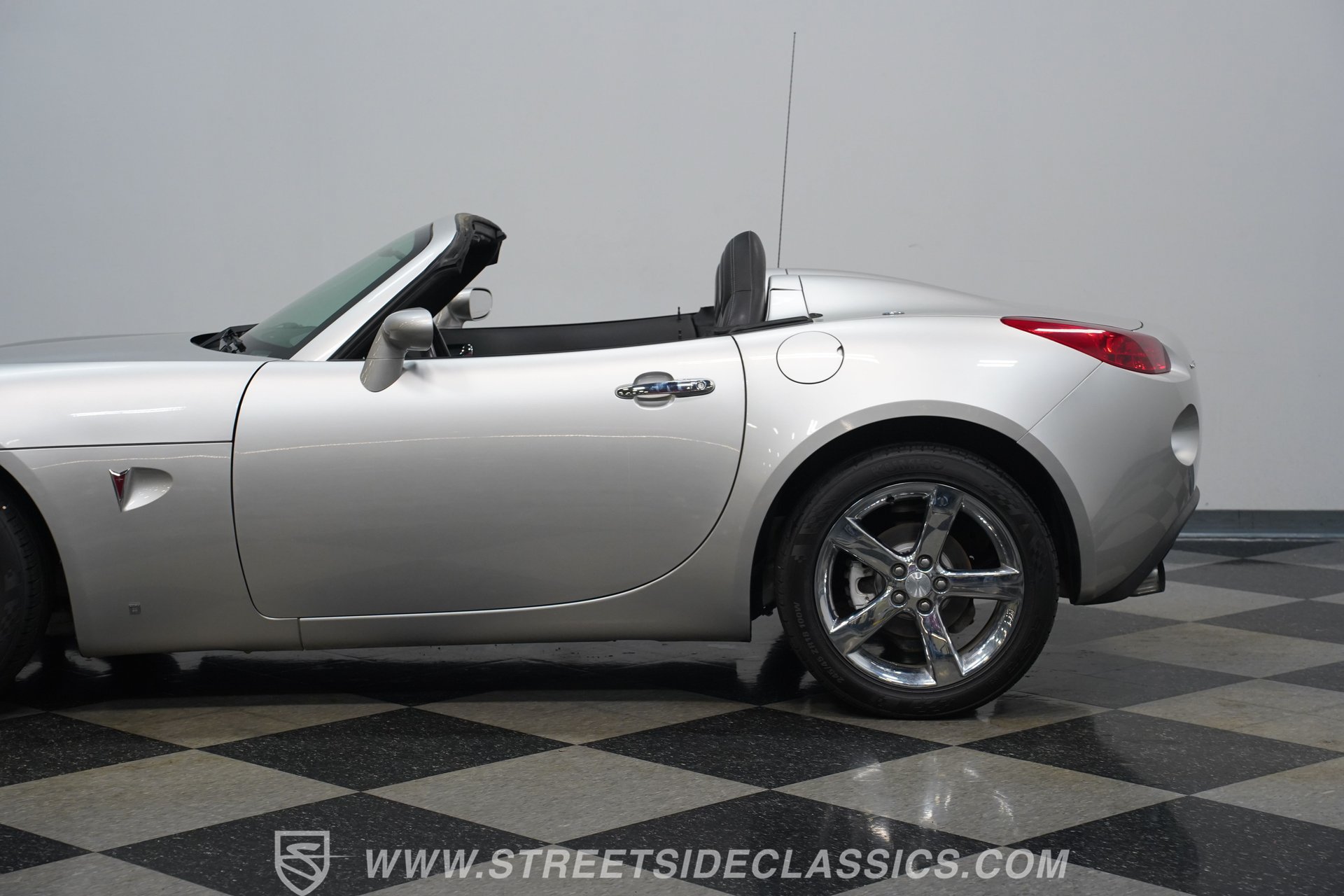 Used 2007 Pontiac Solstice GXP w/ Premium Package RWD image 24