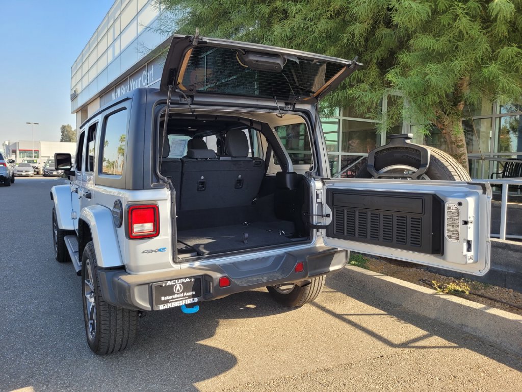 Used 2024 Jeep Wrangler Unlimited w/ Convenience Group AWD/4WD image 33