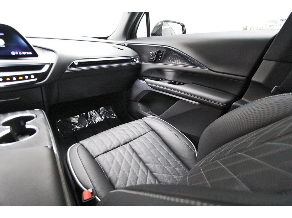 Used 2026 Cadillac Lyriq V w/ Exterior Carbon Fiber Package AWD/4WD image 8