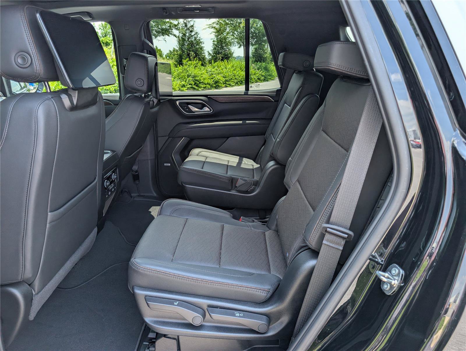 Used 2024 Chevrolet Tahoe High Country w/ Advanced Technology Package AWD/4WD image 18