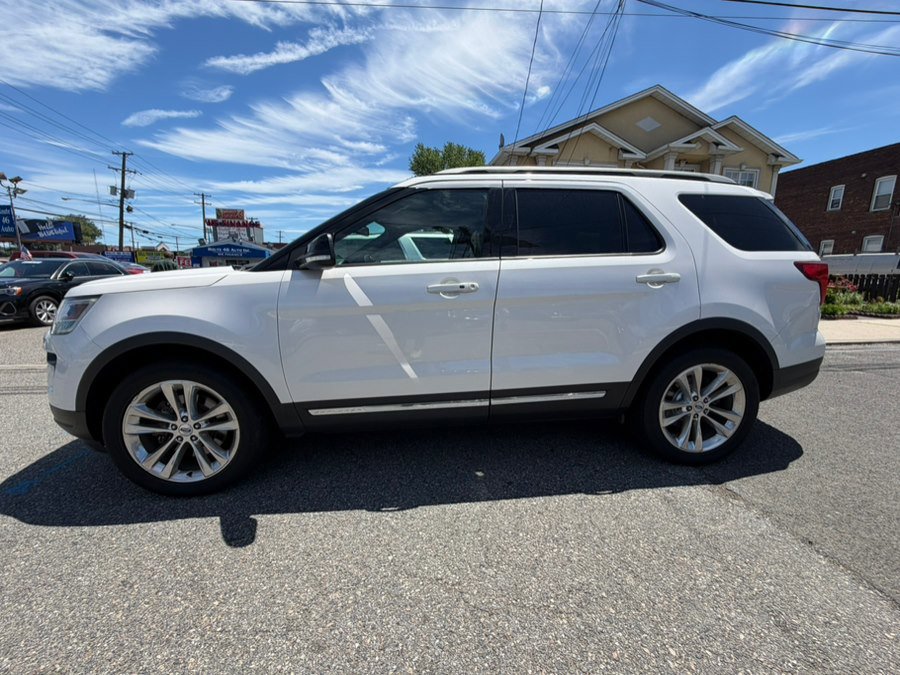 Used 2018 Ford Explorer XLT w/ Equipment Group 202A AWD/4WD image 2