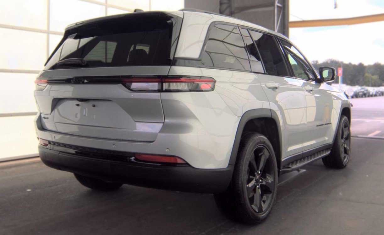 Used 2025 Jeep Grand Cherokee Altitude AWD/4WD image 4