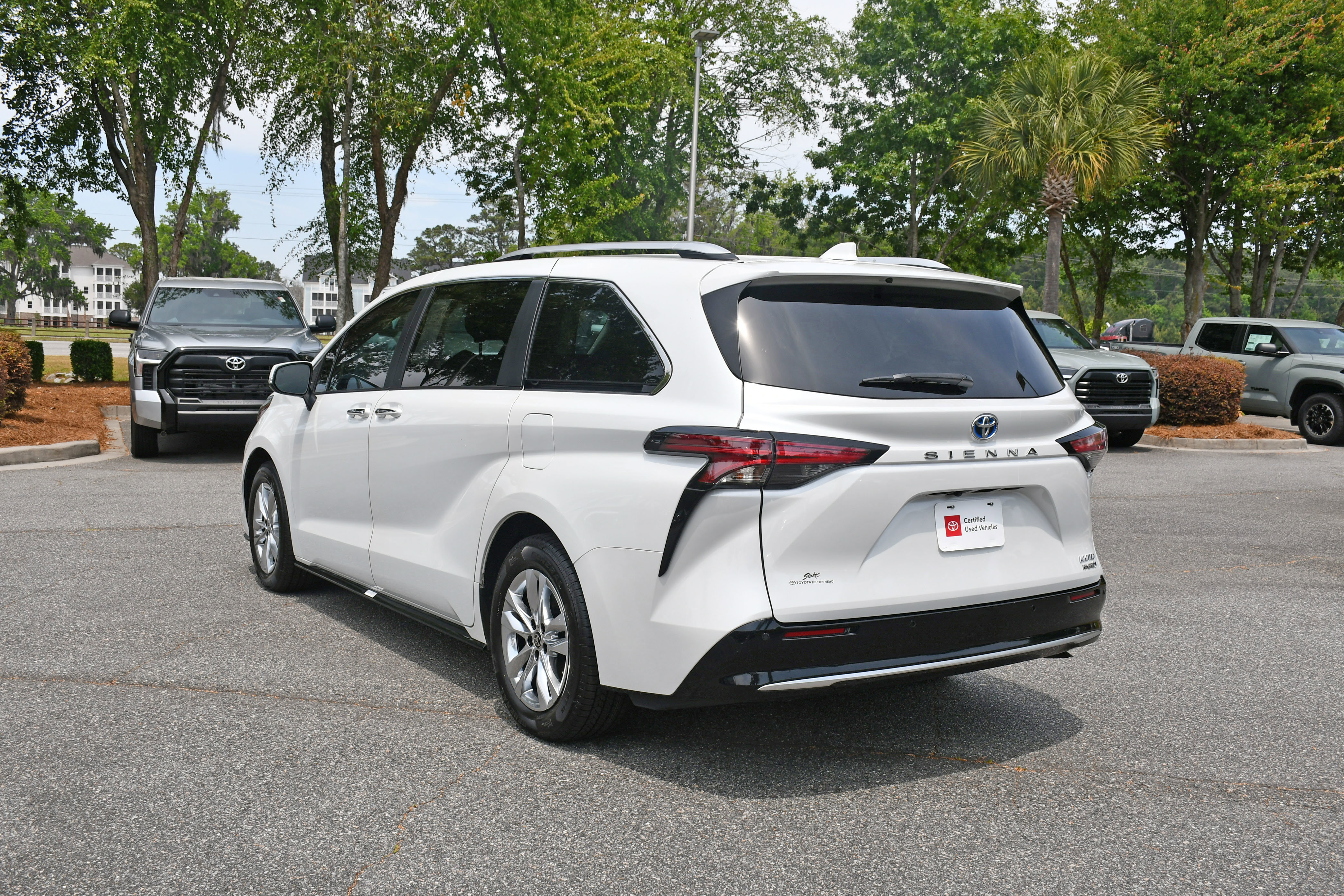 Used 2022 Toyota Sienna Limited FWD image 3