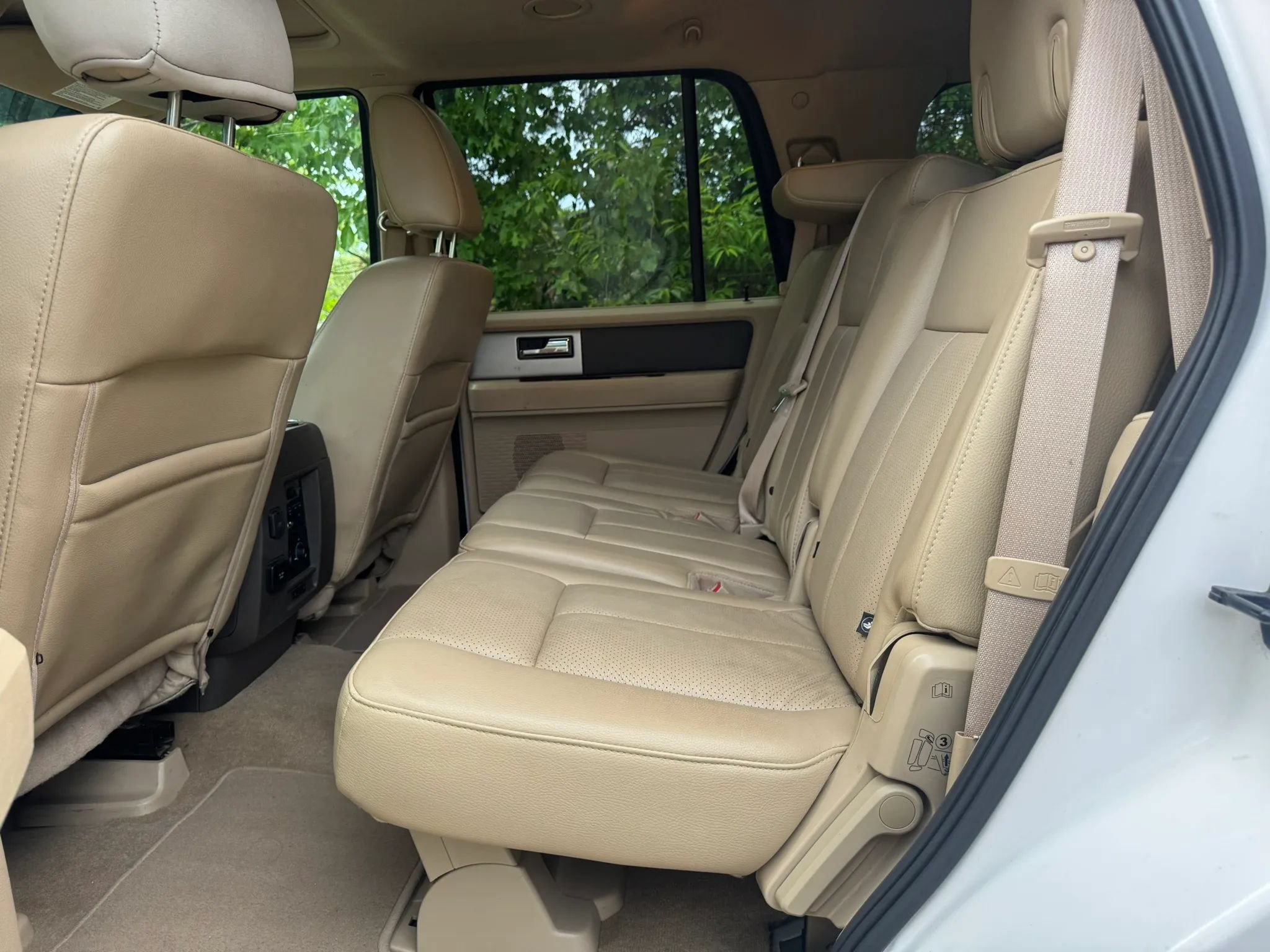 Used 2014 Ford Expedition XLT w/ Equipment Group 202A AWD/4WD image 13