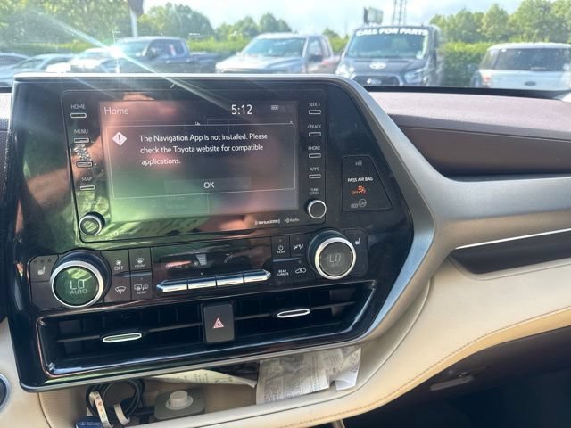 Used 2021 Toyota Highlander XLE AWD/4WD image 16