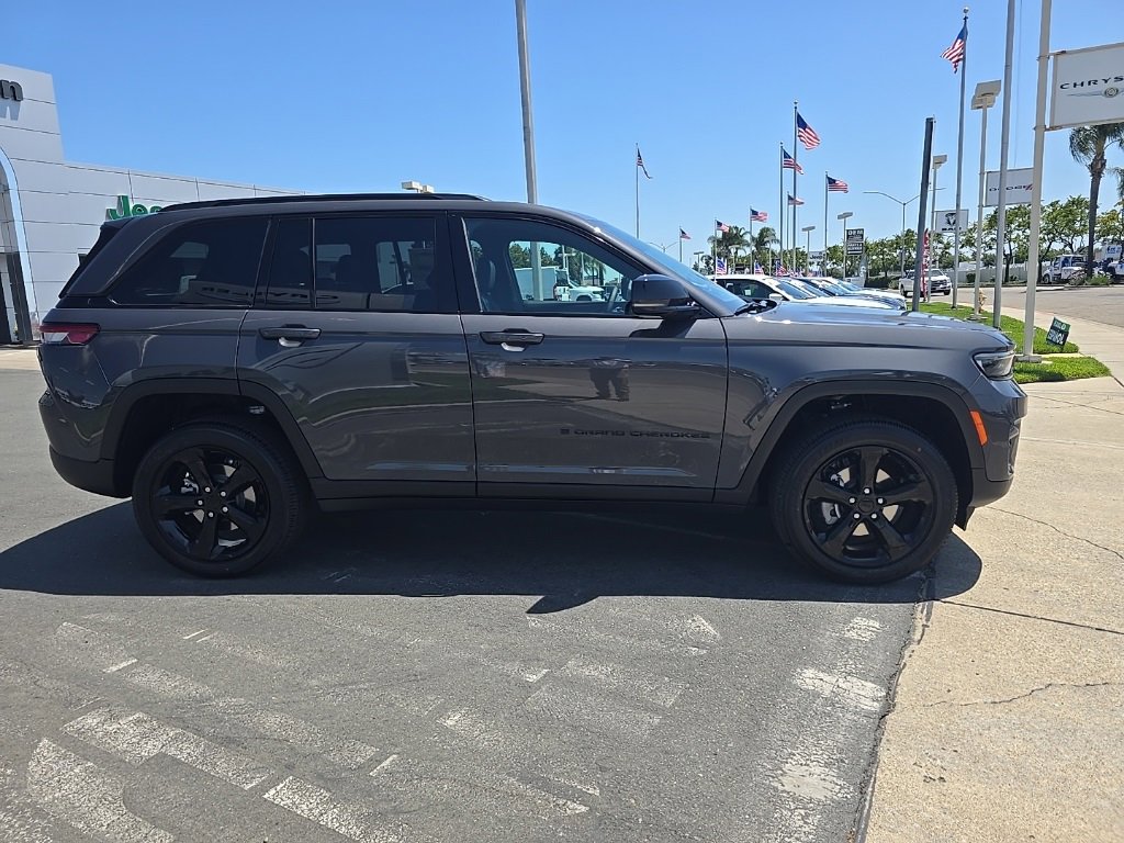 New 2025 Jeep Grand Cherokee Altitude image 3