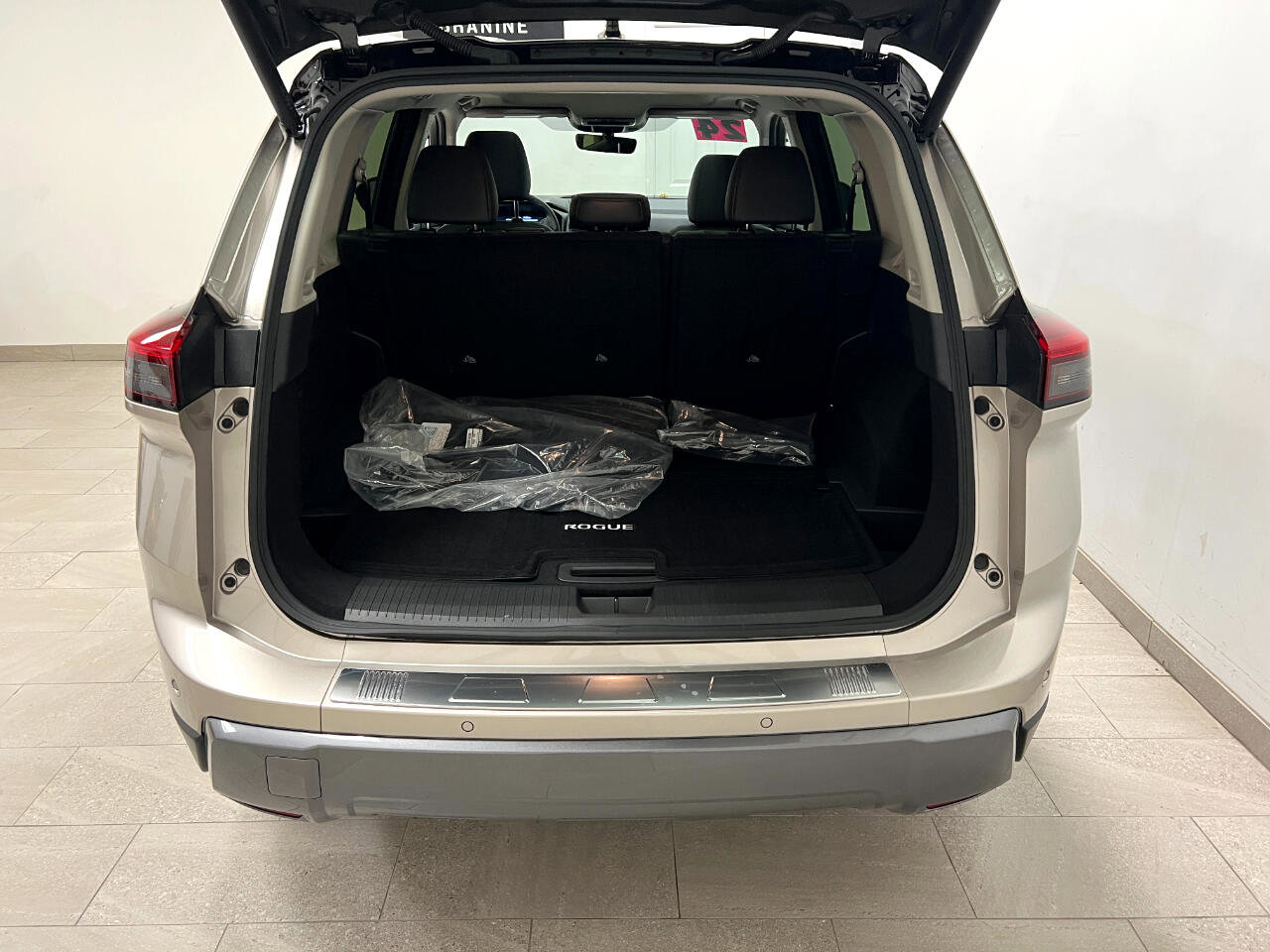 Used 2024 Nissan Rogue SL w/ SL Premium Package image 12