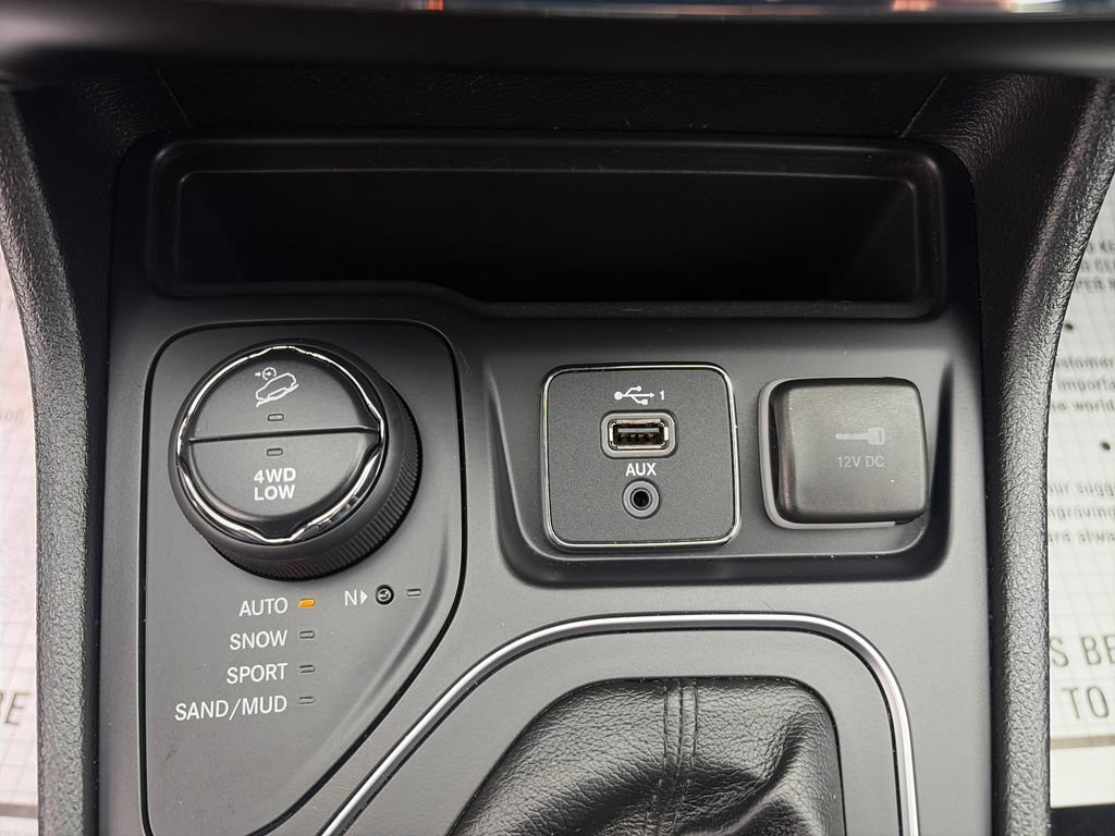 Used 2019 Jeep Cherokee Latitude Plus AWD/4WD image 33
