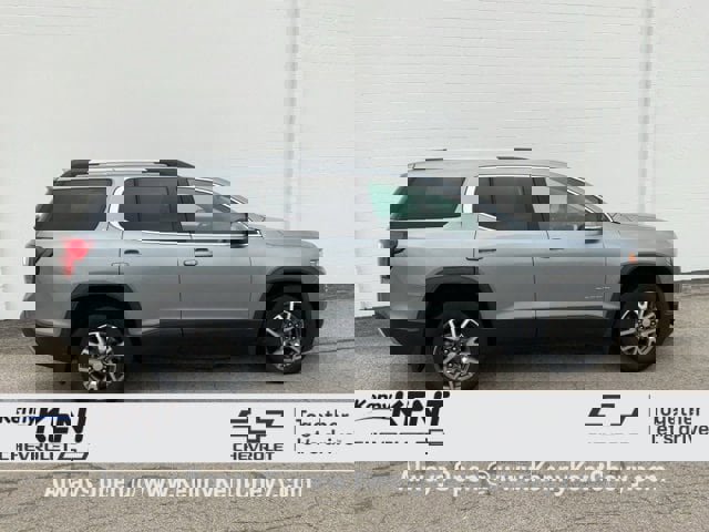 Used 2023 GMC Acadia SLE w/ Driver Convenience Package image 3