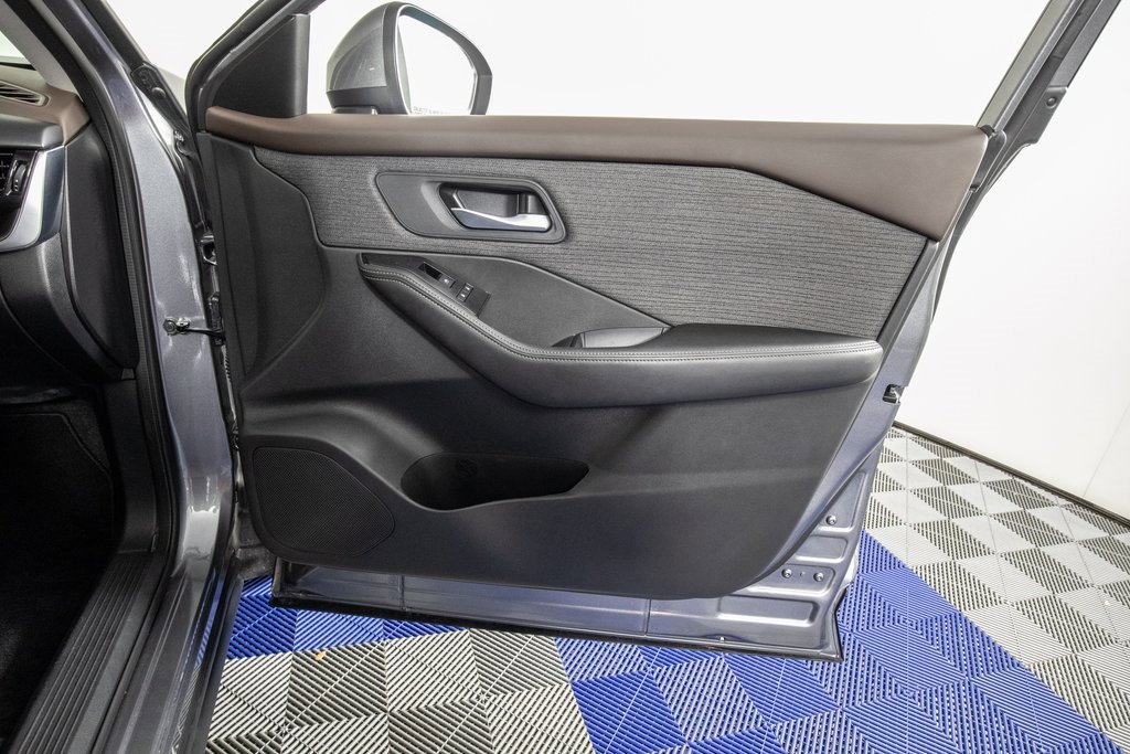 Used 2022 Nissan Rogue SV image 15