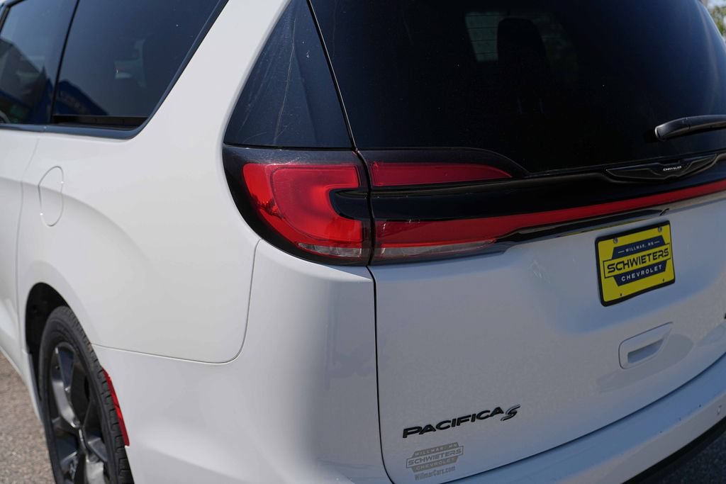 Used 2025 Chrysler Pacifica Limited FWD image 9