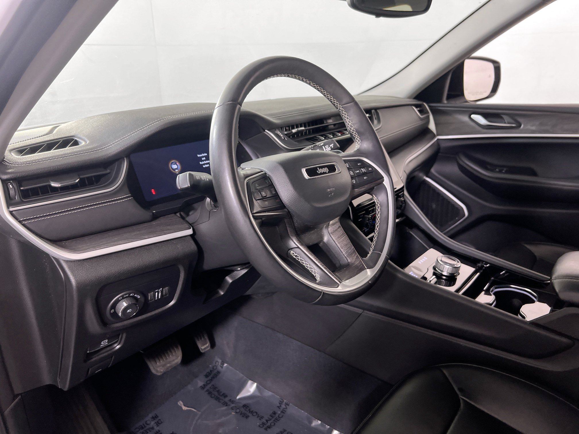 Used 2023 Jeep Grand Cherokee Limited w/ Black Appearance Package AWD/4WD image 9
