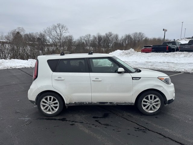 Used 2017 Kia Soul + image 2