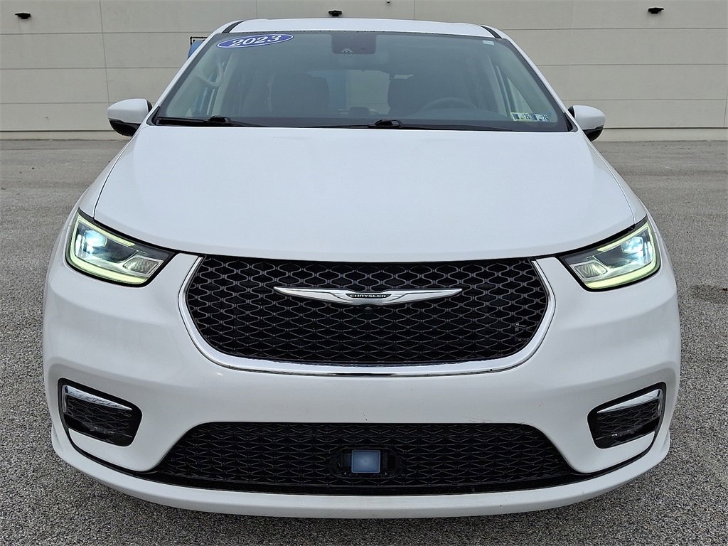 Used 2023 Chrysler Pacifica Touring-L image 5