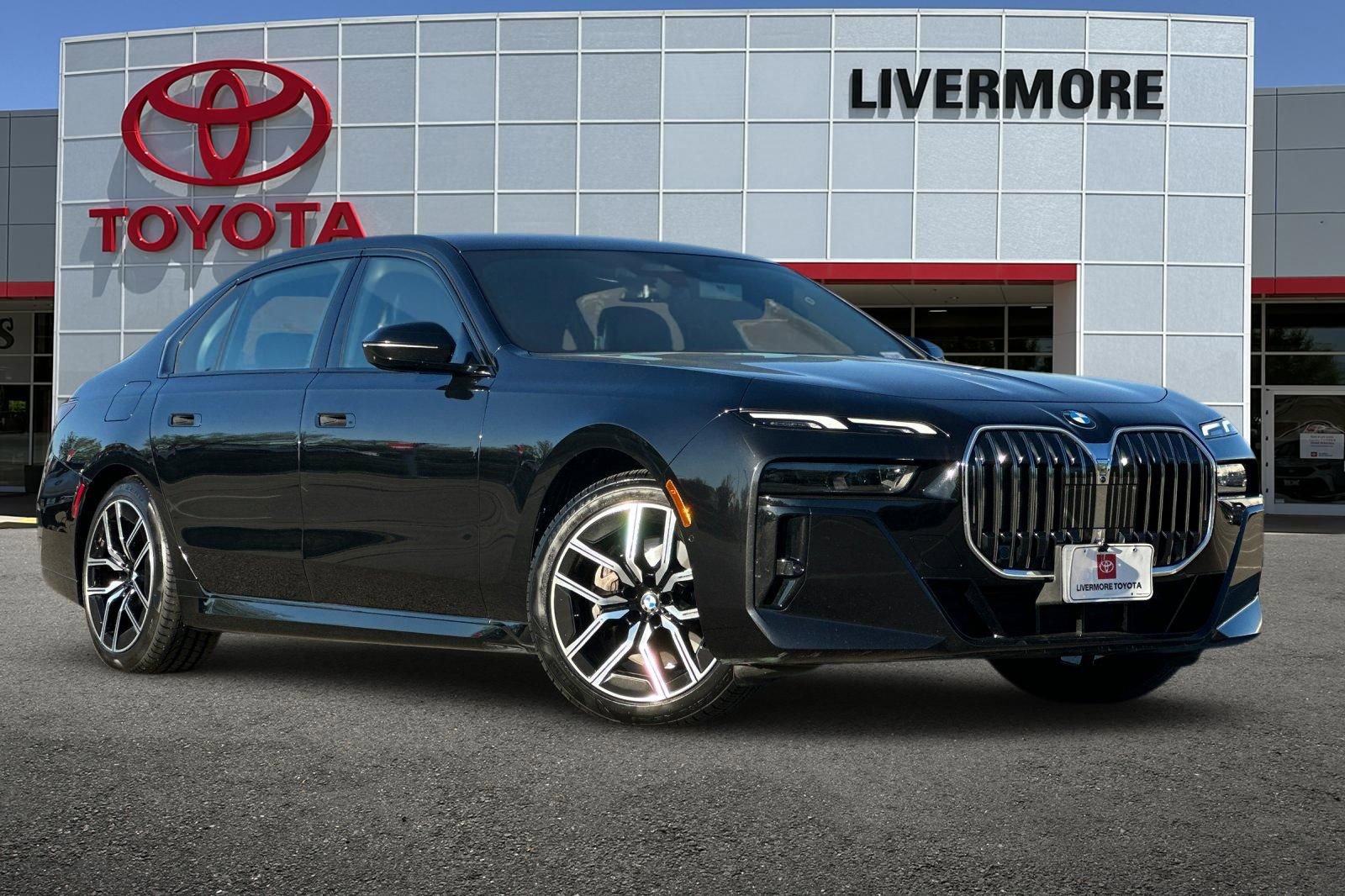 Used 2025 BMW 740i RWD image 2