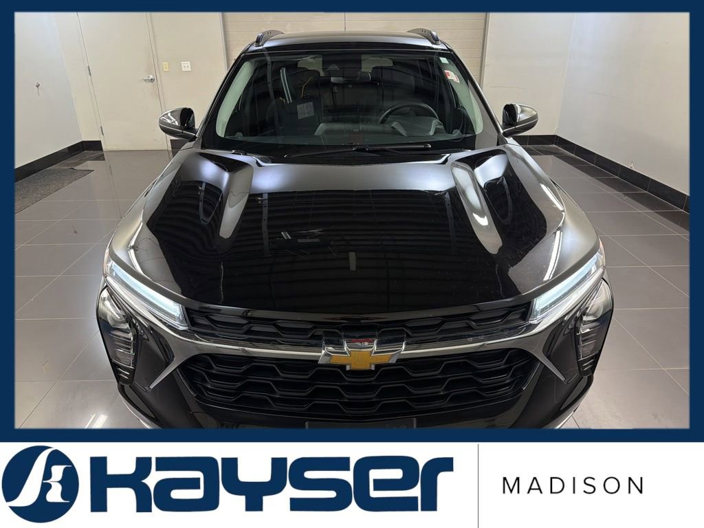 Used 2025 Chevrolet Trax LT w/ Driver Confidence Package FWD image 2