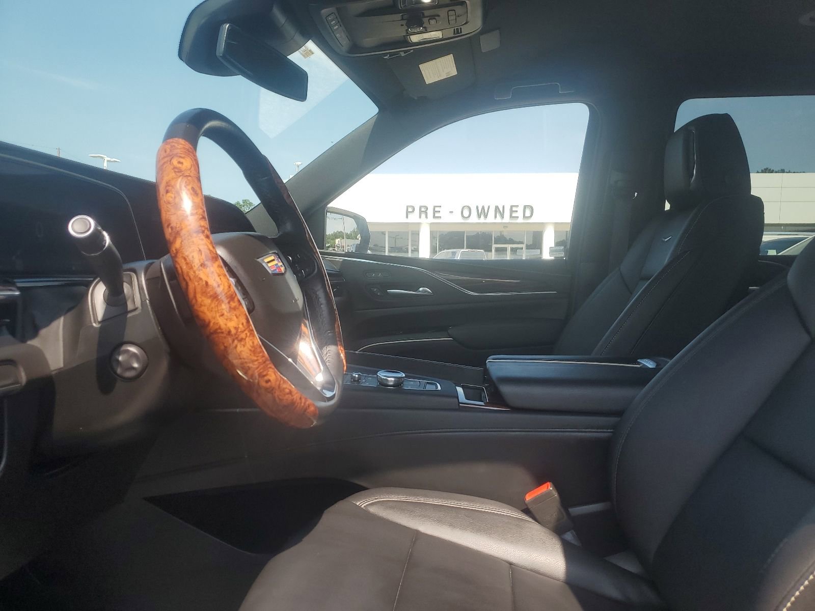 Used 2024 Cadillac Escalade Luxury RWD image 9