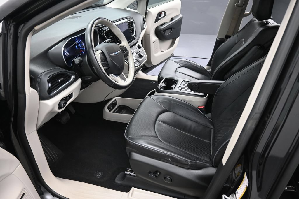 Used 2020 Chrysler Pacifica Limited FWD image 11