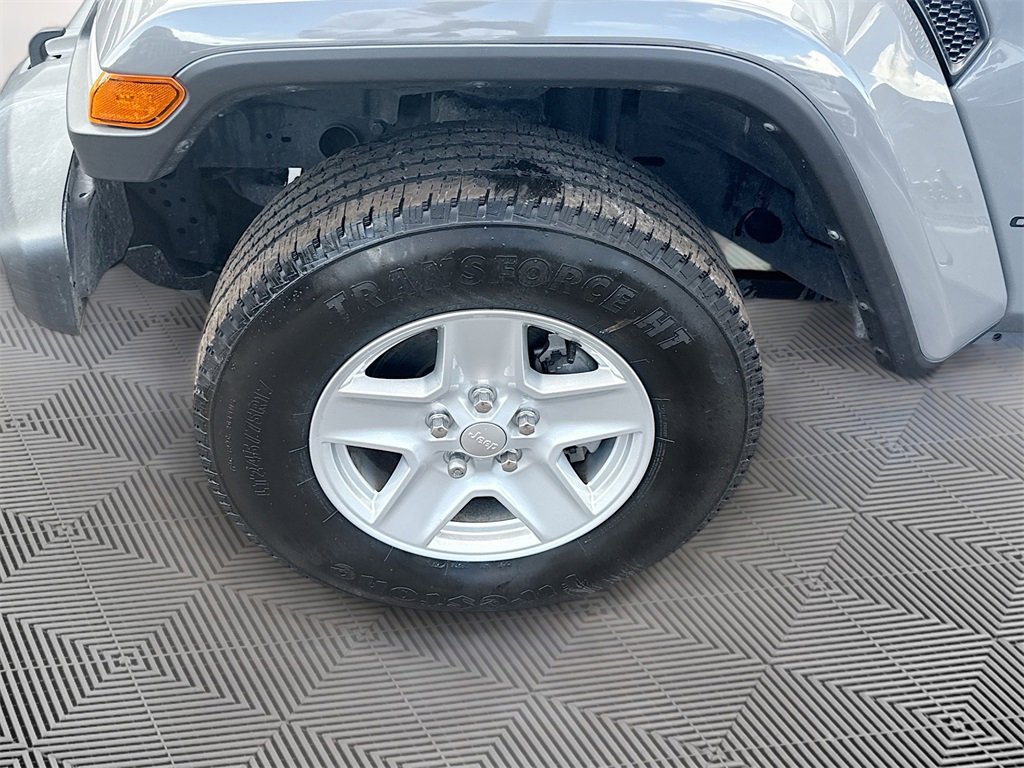 Used 2022 Jeep Gladiator Sport image 10