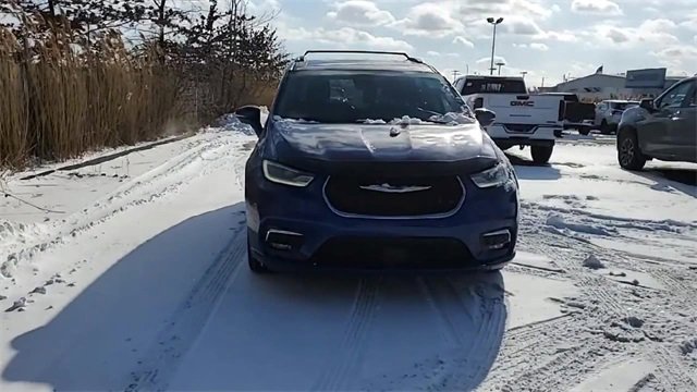 Used 2021 Chrysler Pacifica Touring-L image 2