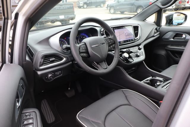 New 2026 Chrysler Pacifica Limited FWD image 17