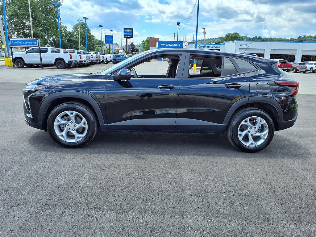 Used 2024 Chevrolet Trax LS w/ LS Convenience Package FWD image 3