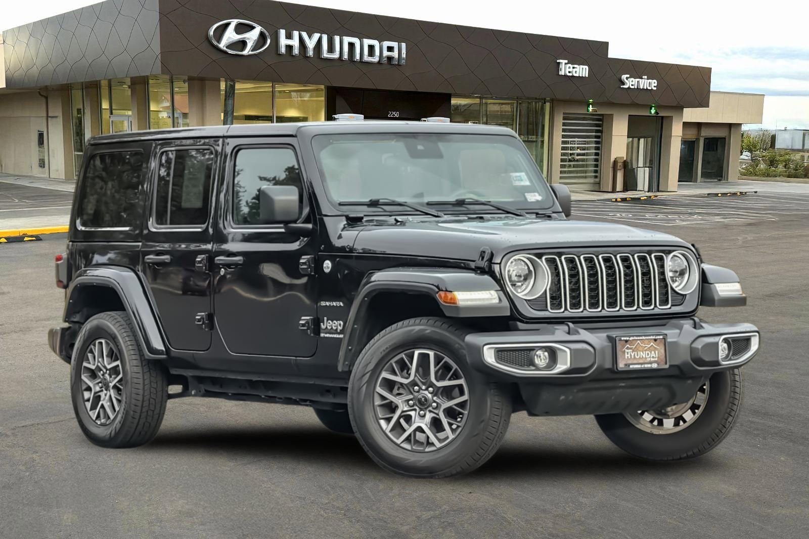 Used 2024 Jeep Wrangler Sahara video 2