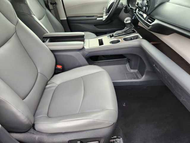 Used 2023 Toyota Sienna XLE FWD image 11