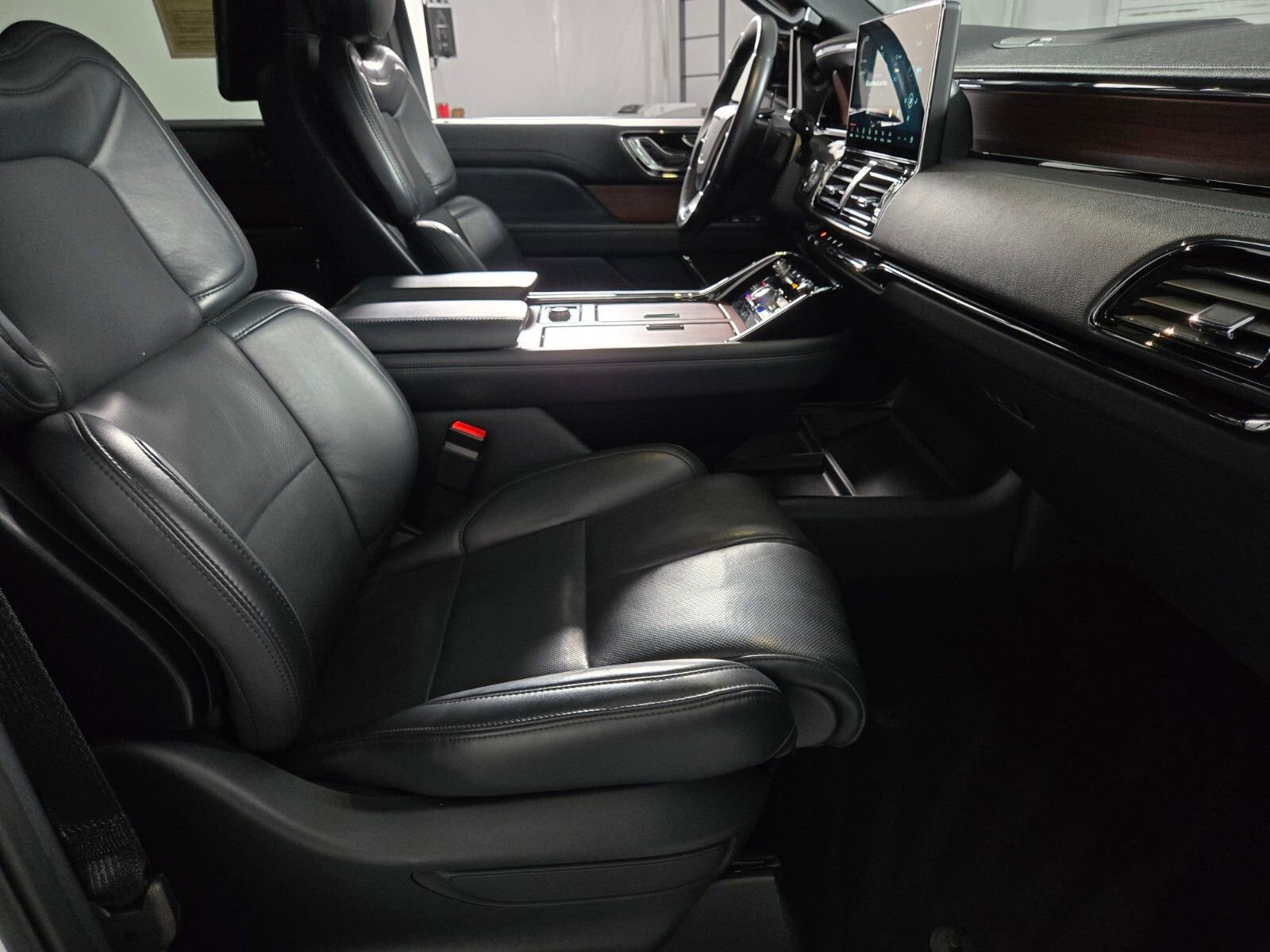 Certified 2023 Lincoln Navigator Reserve AWD/4WD image 17
