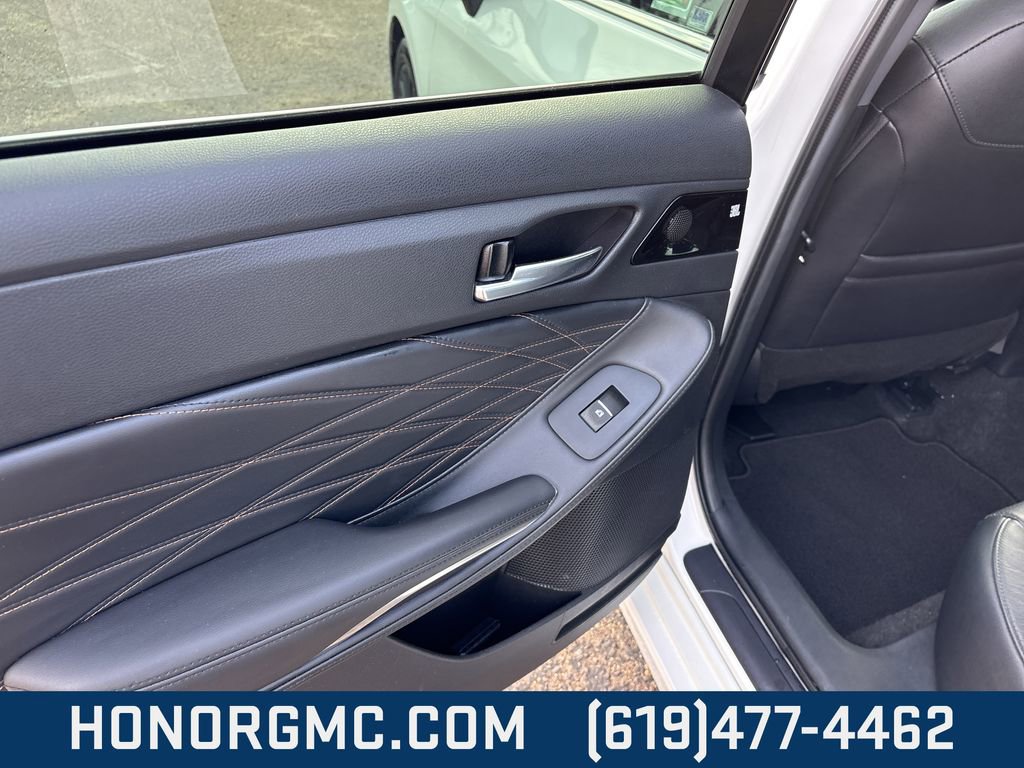 Used 2022 Toyota Avalon Limited image 19