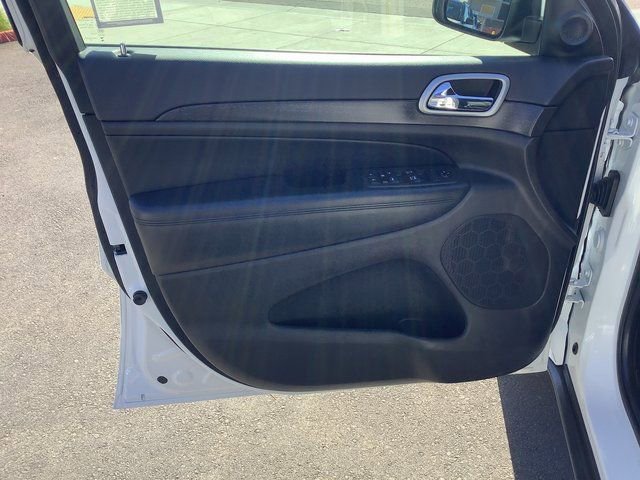 Used 2018 Jeep Grand Cherokee Laredo RWD image 9