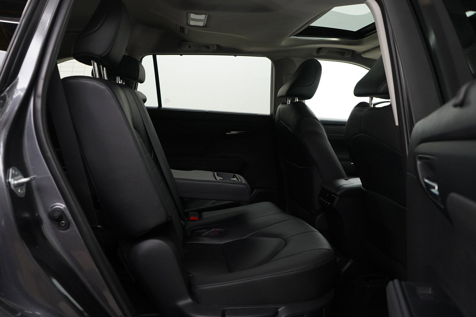 Used 2024 Toyota Highlander XLE image 10