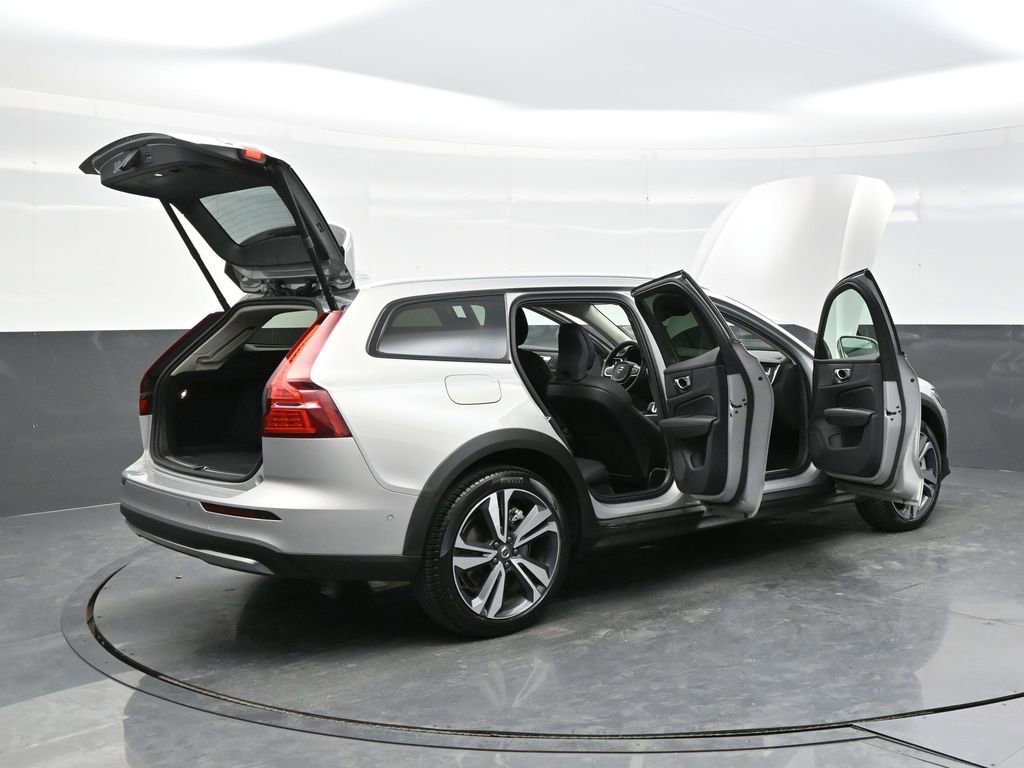 Used 2025 Volvo V60 B5 Cross Country Plus AWD/4WD image 38