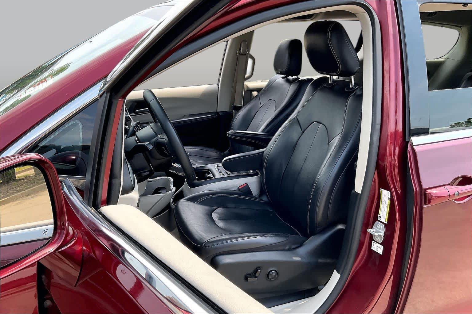 Used 2022 Chrysler Pacifica Touring-L FWD image 8
