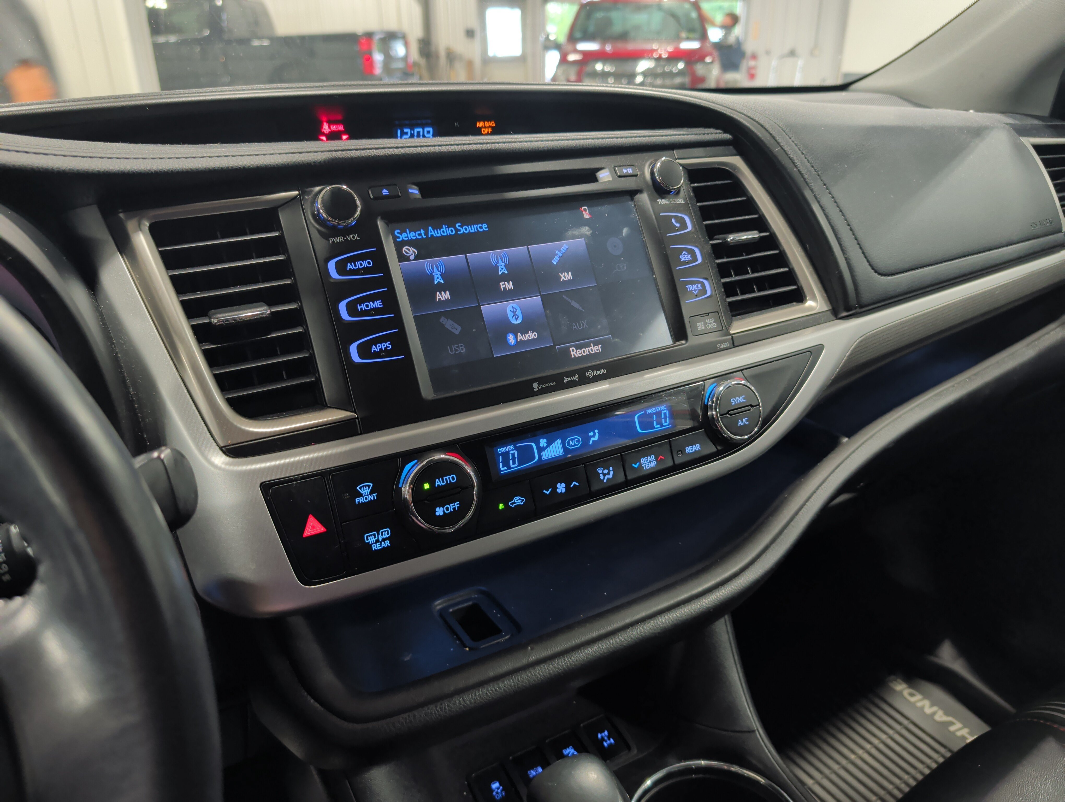 Used 2019 Toyota Highlander SE AWD/4WD image 11