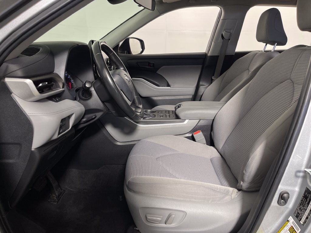 Used 2022 Toyota Highlander LE AWD/4WD image 12