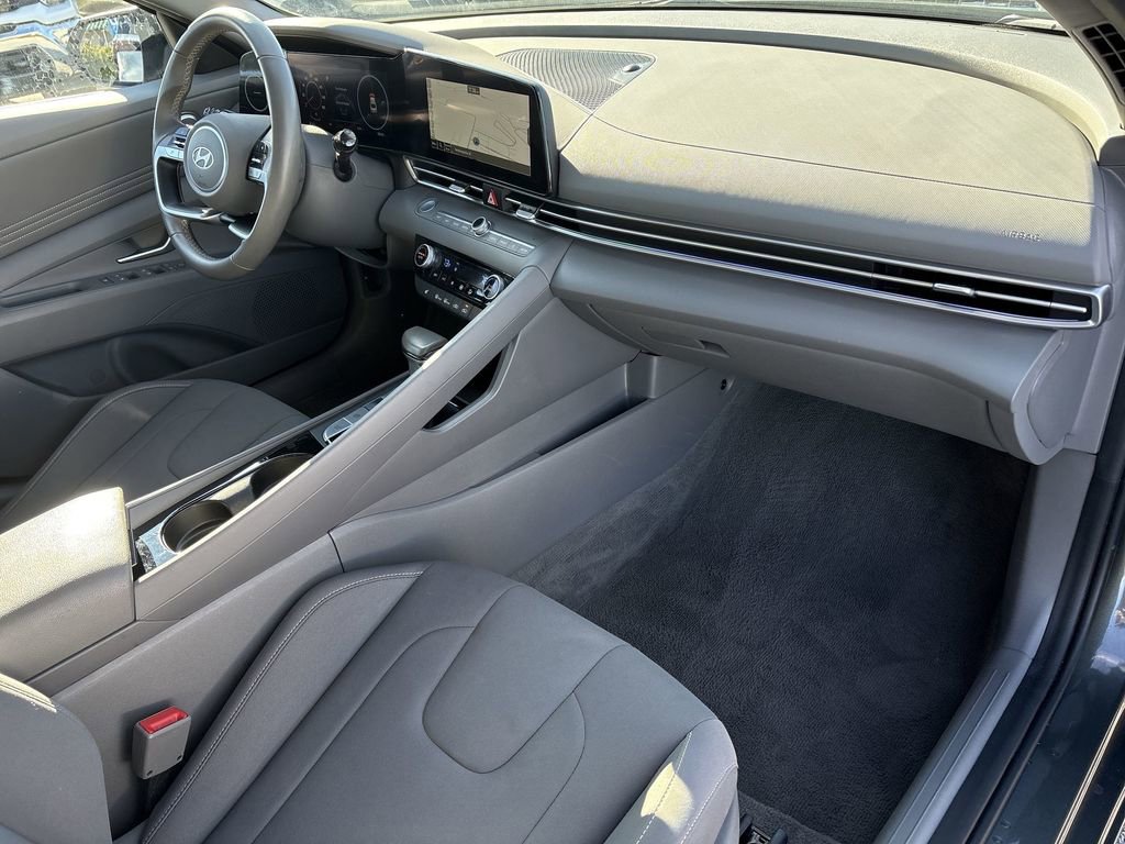 Used 2025 Hyundai Elantra SEL image 32