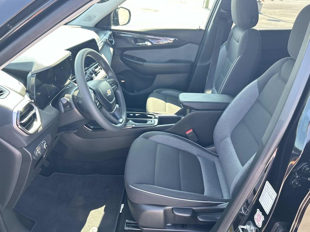 Used 2025 Chevrolet TrailBlazer LT AWD/4WD image 19