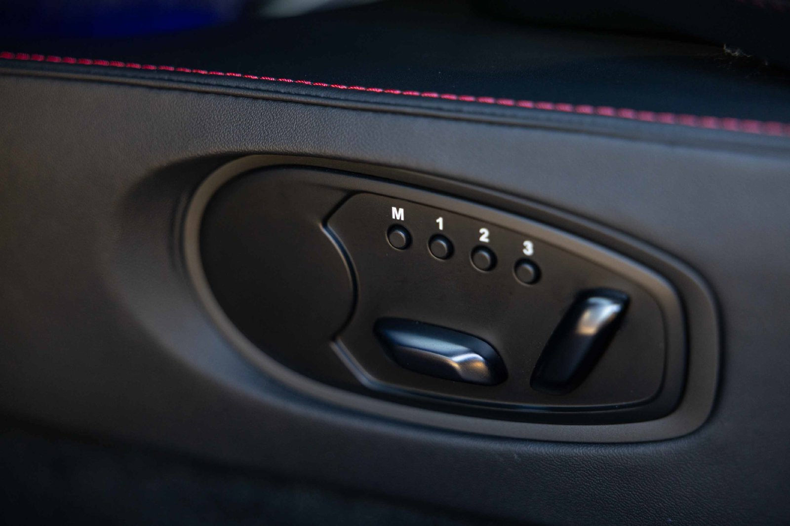 Used 2025 Aston Martin V8 Vantage Coupe RWD image 15