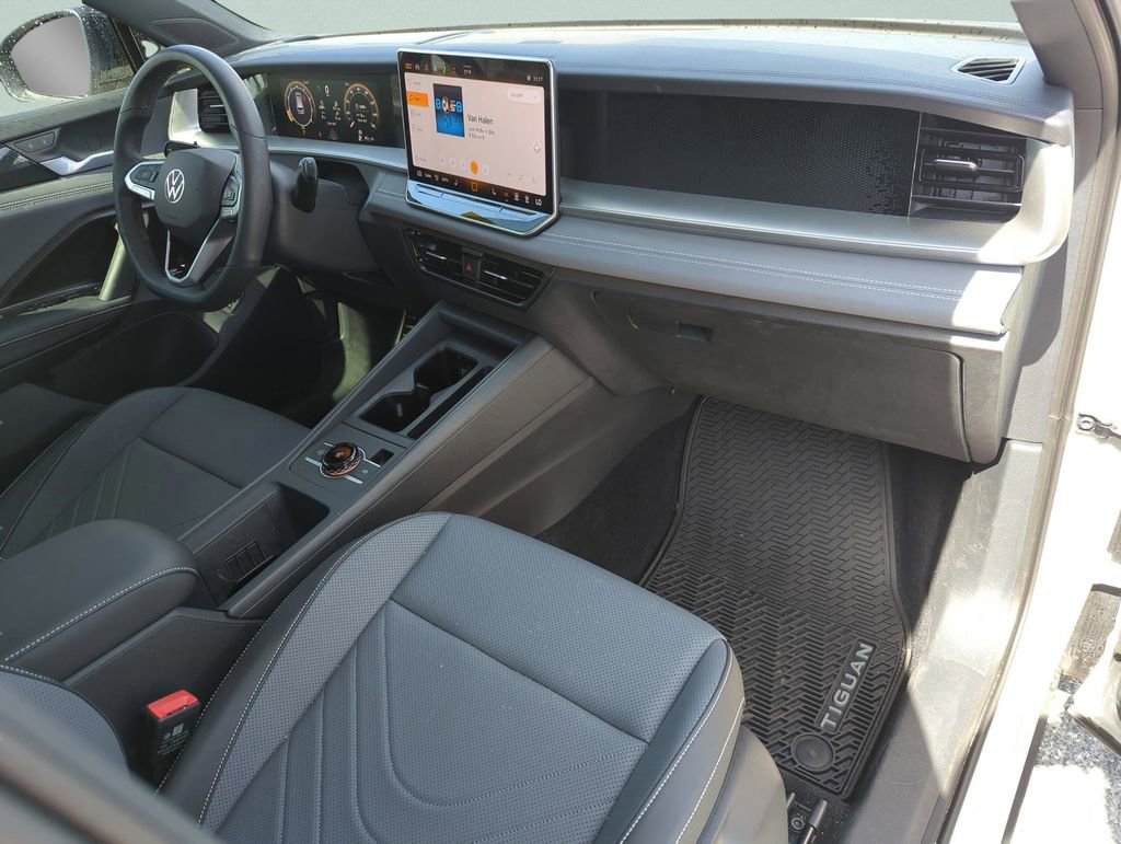Certified 2025 Volkswagen Tiguan SE R-Line image 22