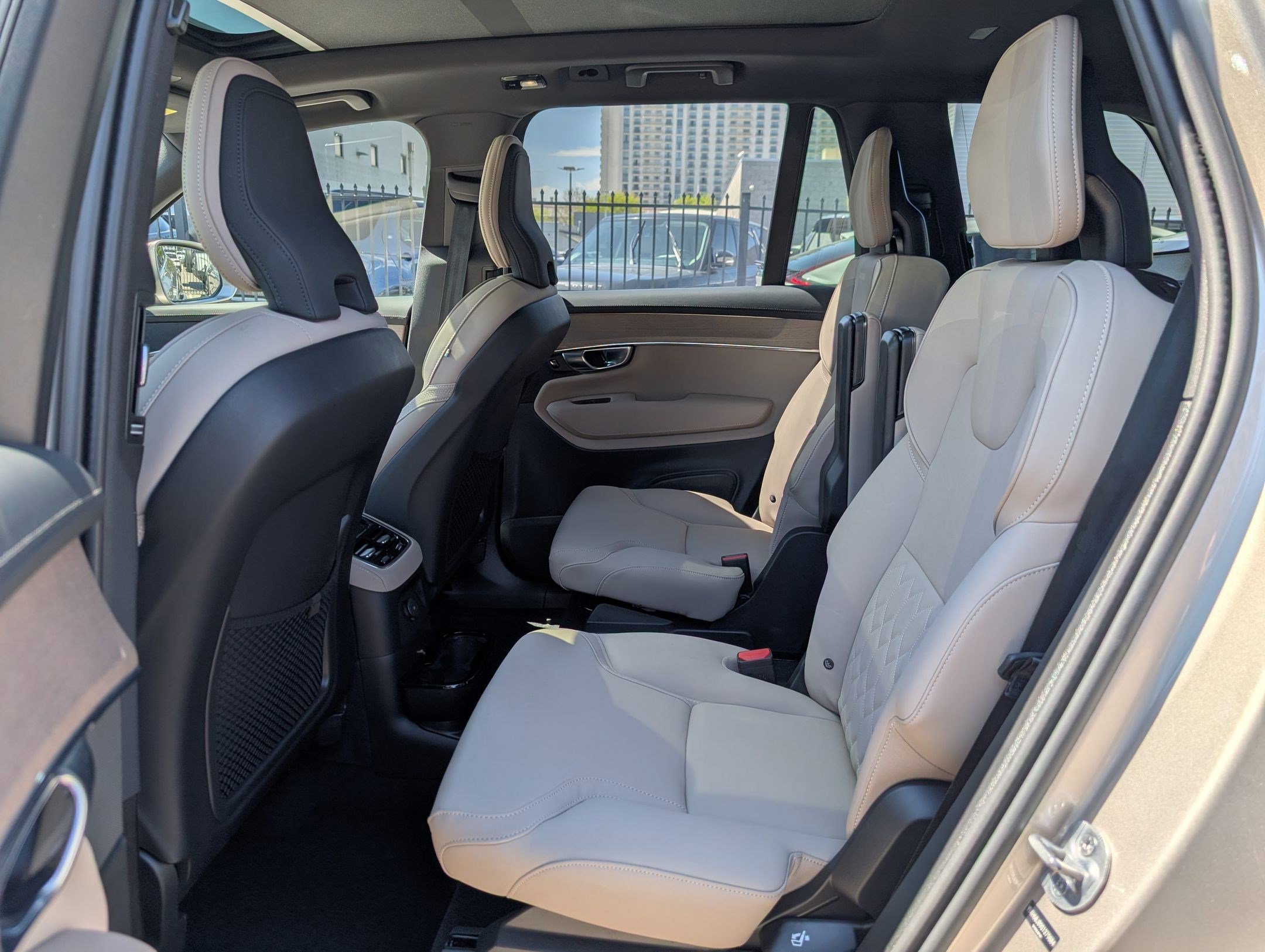 Used 2025 Volvo XC90 T8 Plus AWD/4WD image 28