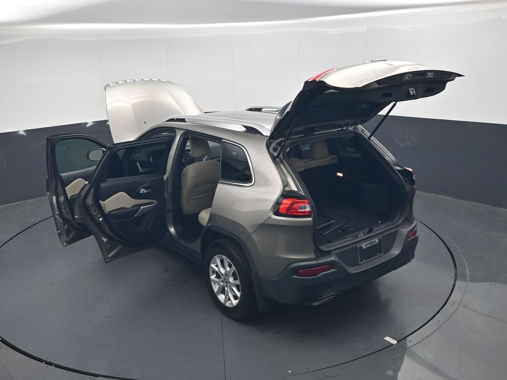 Used 2018 Jeep Cherokee Latitude w/ Cold Weather Group AWD/4WD image 50