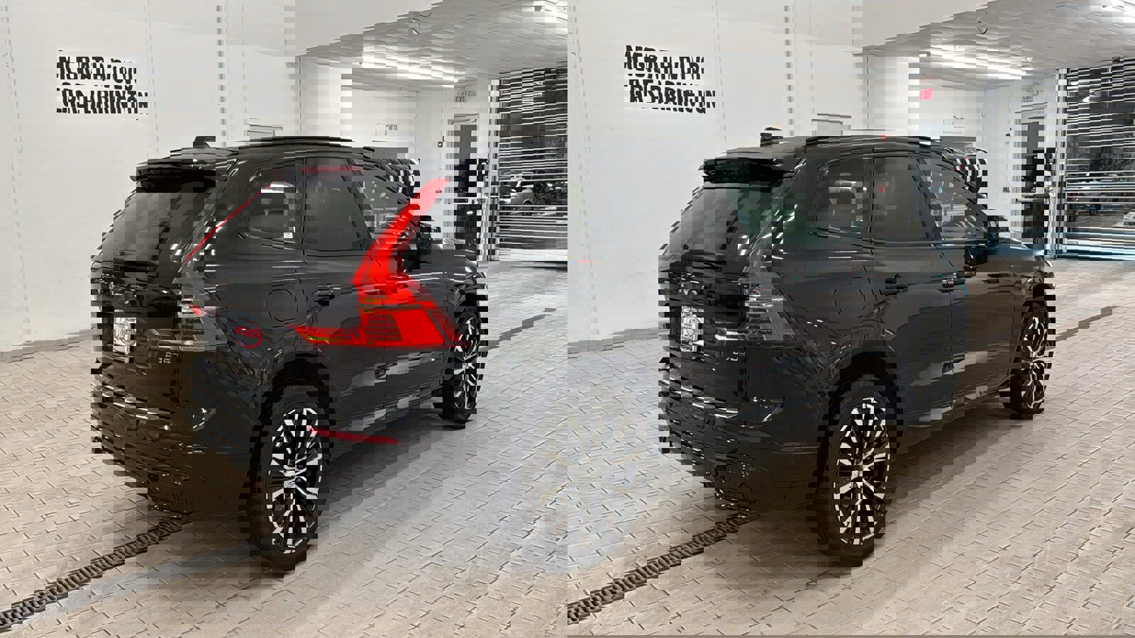 Certified 2023 Volvo XC60 B5 Plus w/ Climate Package image 5