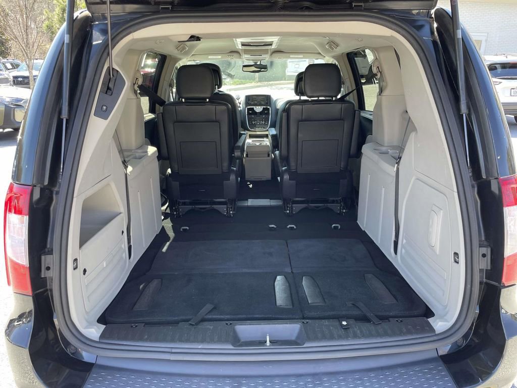 Used 2014 Chrysler Town & Country Touring-L w/ Driver Convenience Group image 10