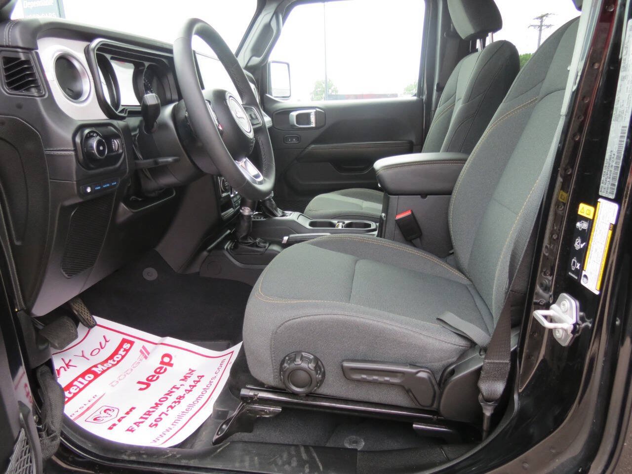 Used 2025 Jeep Wrangler Unlimited Sahara AWD/4WD image 13