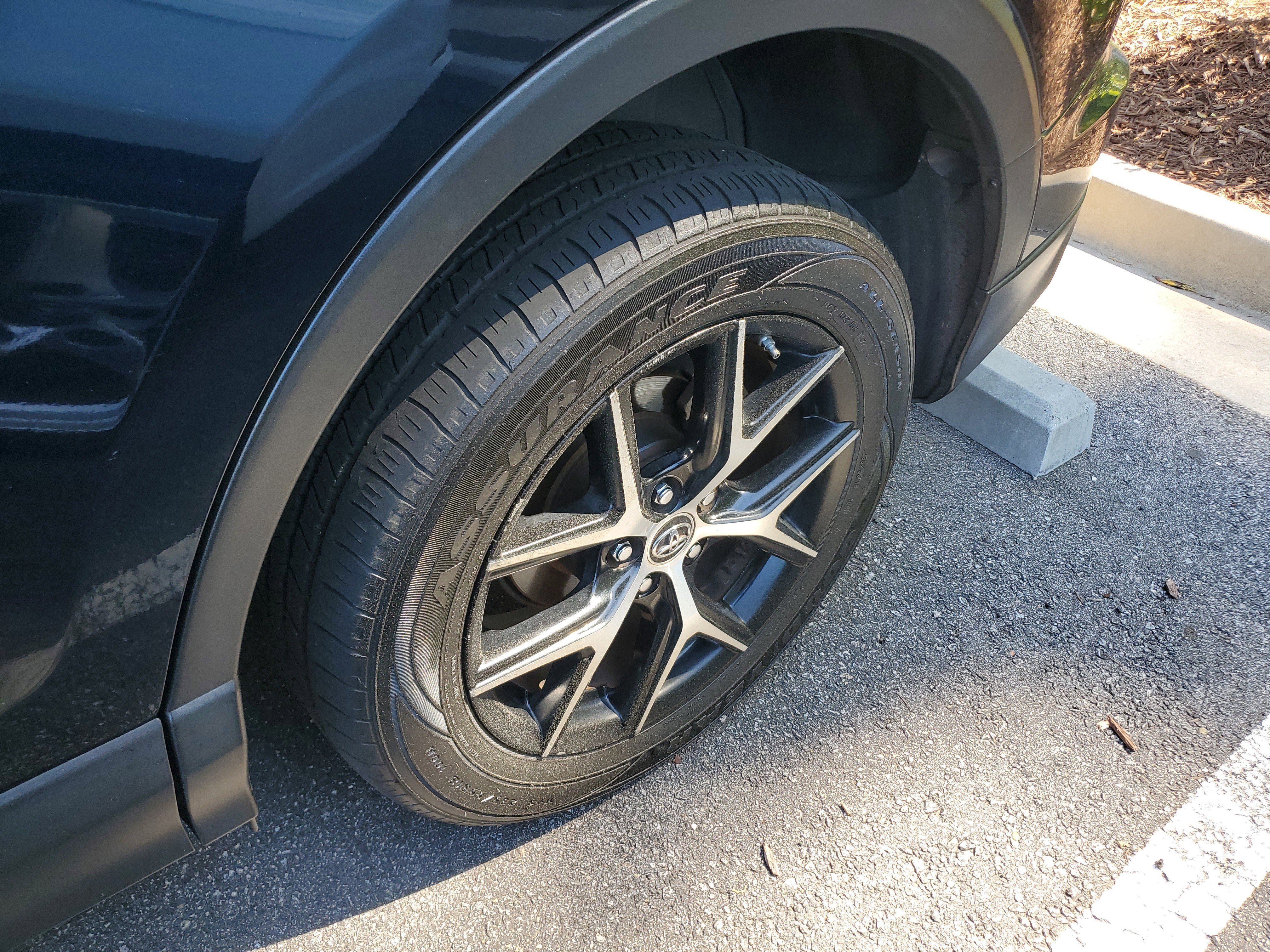 Used 2018 Toyota RAV4 SE w/ Power Extra Value Package image 7