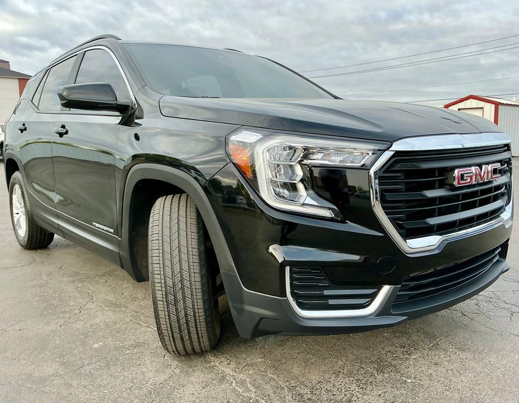 Used 2024 GMC Terrain SLE w/ Driver Convenience Package image 2